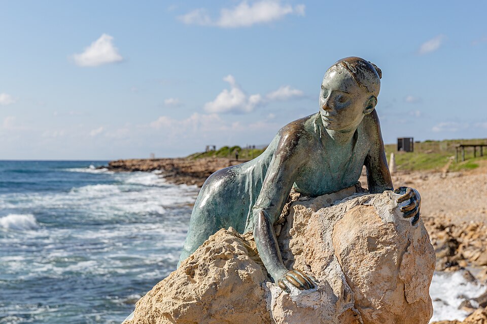Sculpture__Modern_Aphrodite__by_Fort_Paphos,_Cyprus